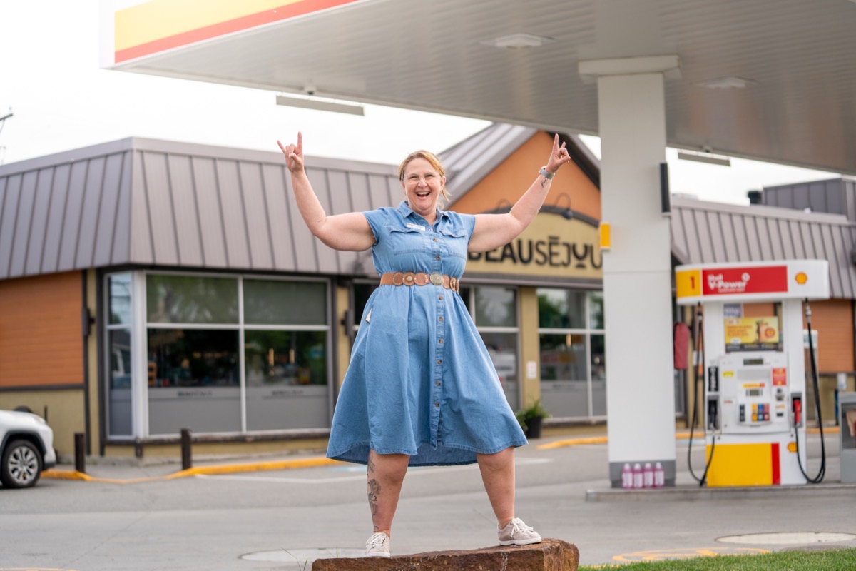 Employée Beauséjour devant le magasin